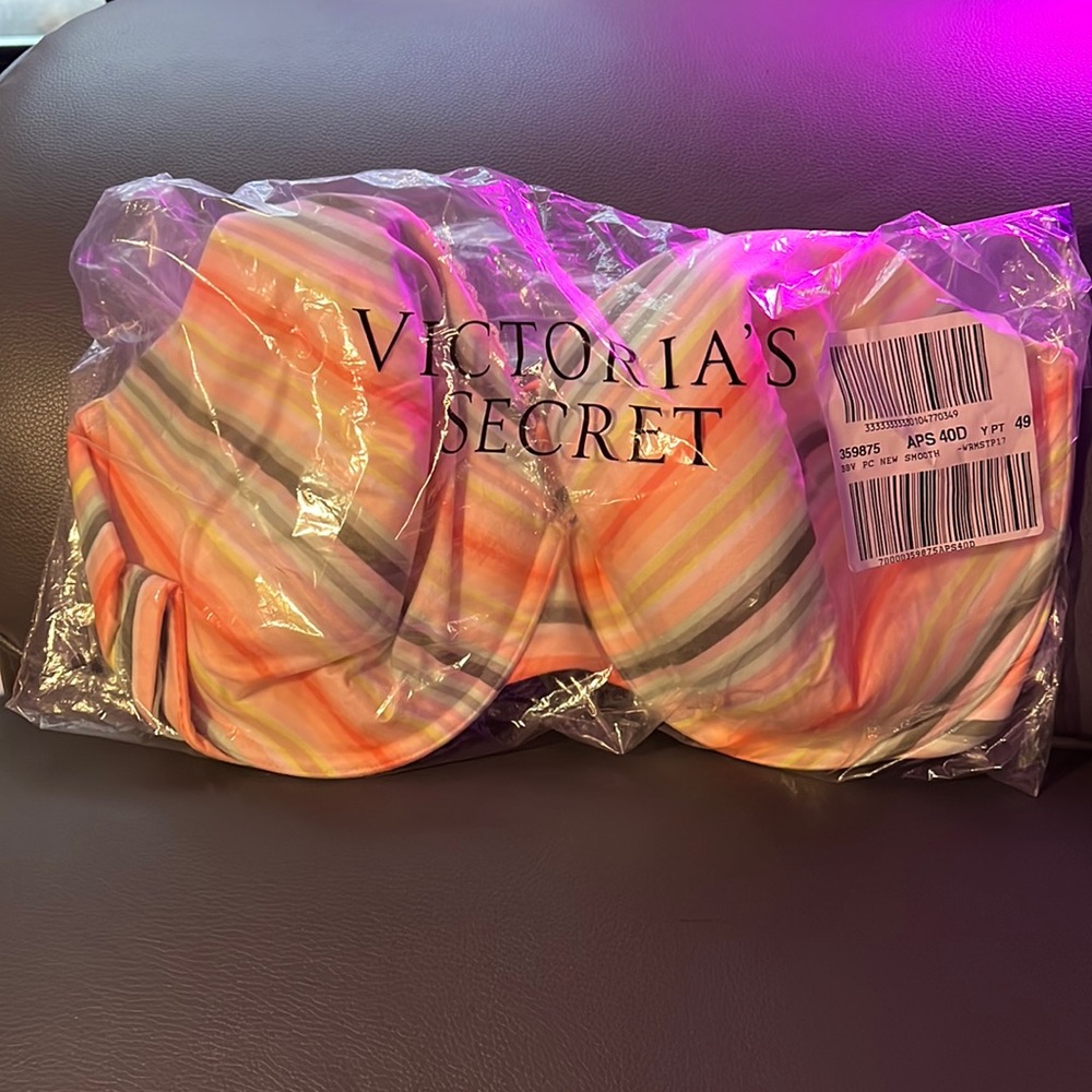 VS Full coverage fit & soft padded “Memory Fit” cup bra w/ delicate lace details